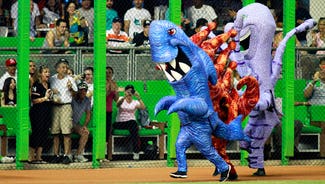 Next Story Image: Marlins fan sues club over 'shark attack' by racing mascot
